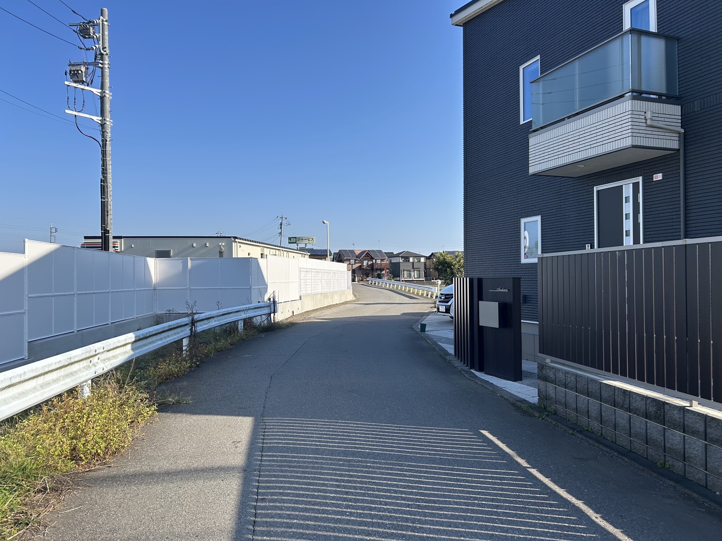 セブンイレブンの裏手